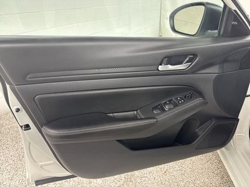 Used 2025 Nissan Altima 2.5 SV FWD image 17
