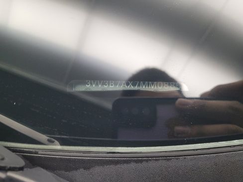 Used 2021 Volkswagen Tiguan SE image 33