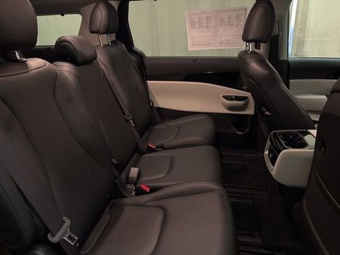 Certified 2024 Kia Carnival EX image 22