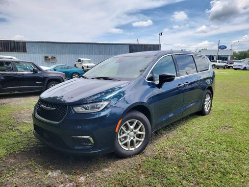 Used 2025 Chrysler Pacifica Select FWD image 6