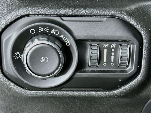 Used 2020 Jeep Wrangler Unlimited Sahara AWD/4WD image 17