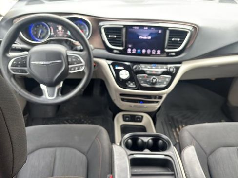 Used 2019 Chrysler Pacifica Touring Plus w/ Advanced Safetytec Group FWD image 17