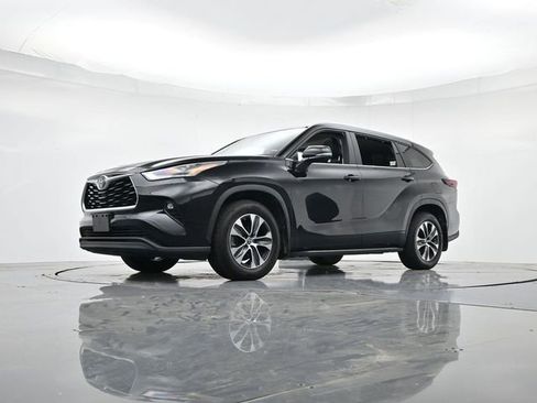 Used 2024 Toyota Highlander XLE AWD/4WD image 41