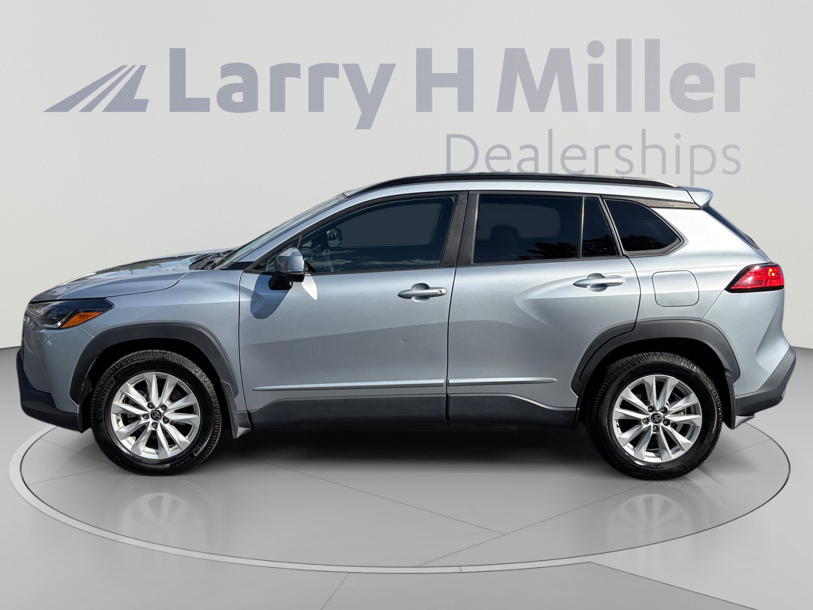 Used 2022 Toyota Corolla Cross LE AWD/4WD image 2