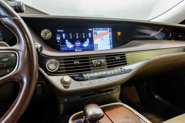 Used 2018 Lexus LS 500 w/ Accessory Package (Z1) RWD image 34