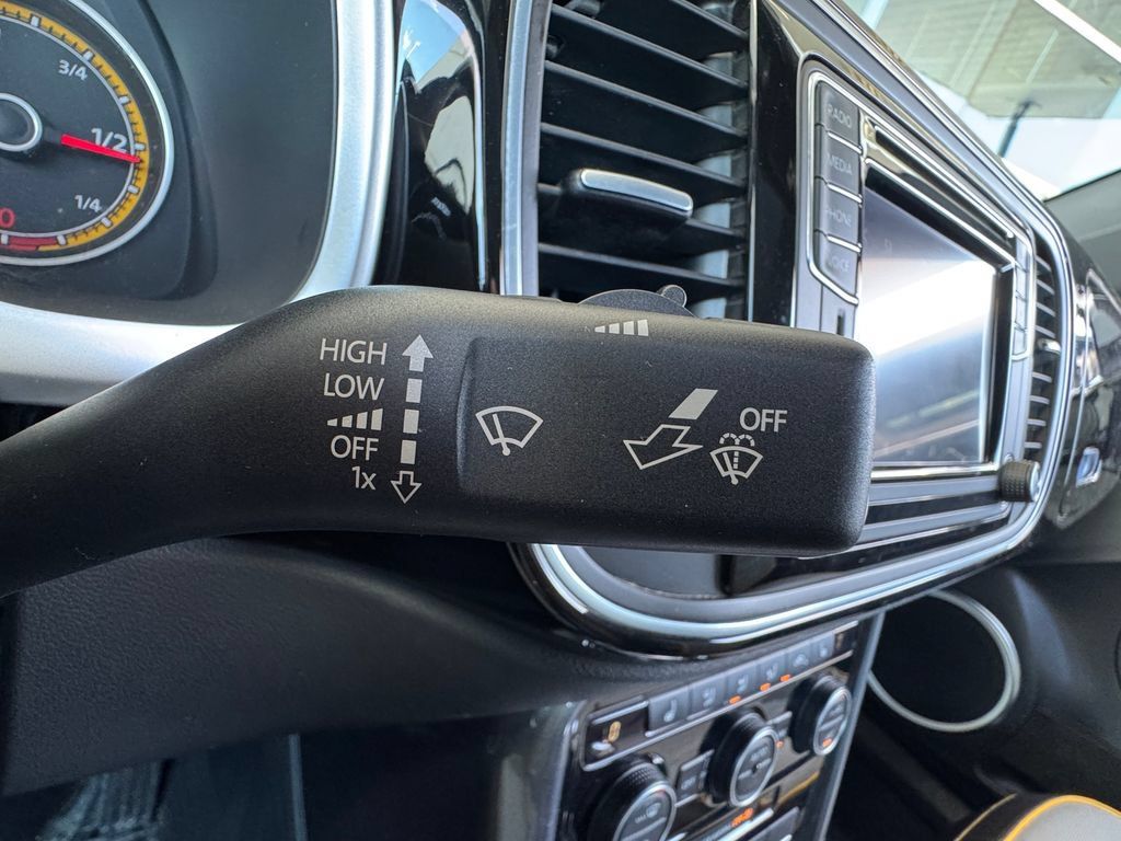 Used 2018 Volkswagen Beetle 2.0T Dune FWD image 12