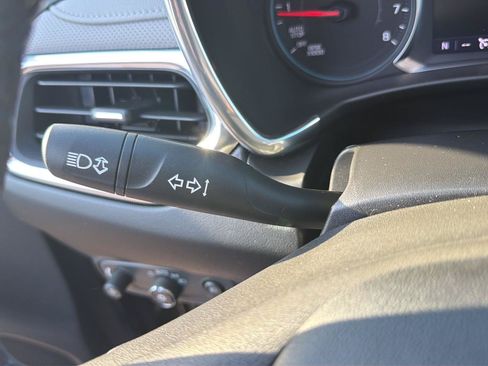 Used 2019 Chevrolet Equinox Premier FWD image 12
