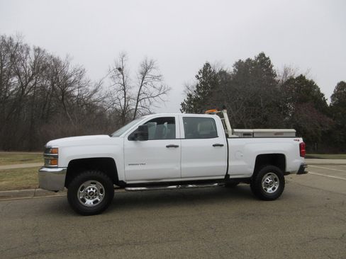 Used 2018 Chevrolet Silverado 2500 W/T w/ Snow Plow Prep Package image 23