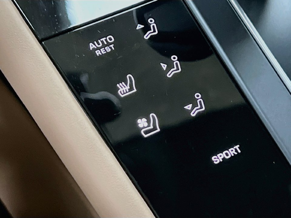 Certified 2026 Porsche Macan AWD/4WD image 23