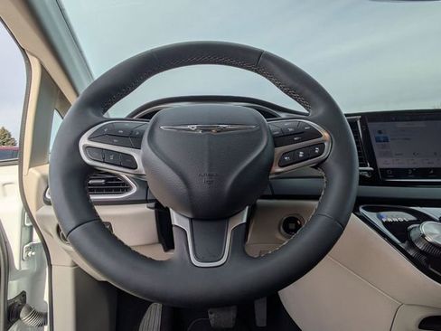 Certified 2024 Chrysler Pacifica Touring-L image 16