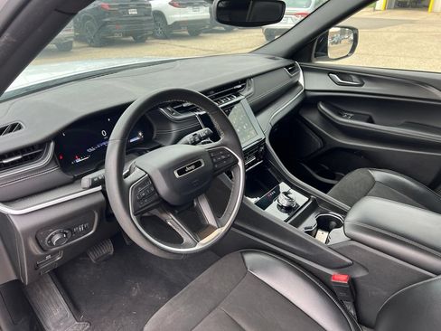 Used 2024 Jeep Grand Cherokee Altitude RWD image 17