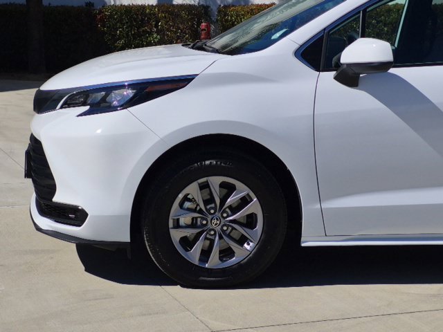 Used 2026 Toyota Sienna LE FWD image 23