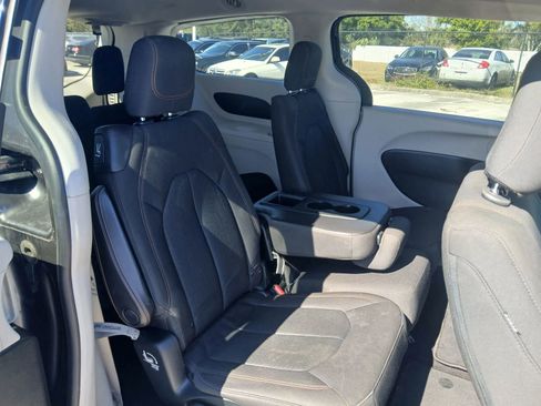 Used 2017 Chrysler Pacifica Touring image 16