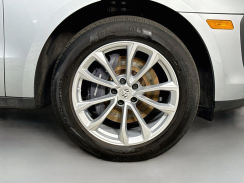 Used 2023 Porsche Macan w/ Premium Package Plus AWD/4WD image 32