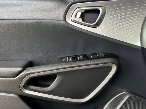 Used 2025 Kia Soul LX w/ LX Technology Package FWD image 11