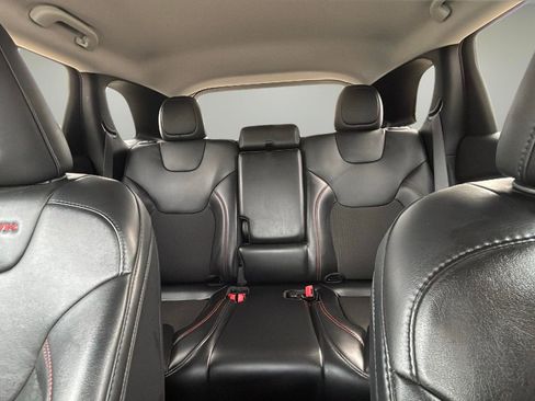 Used 2020 Jeep Cherokee Trailhawk image 12