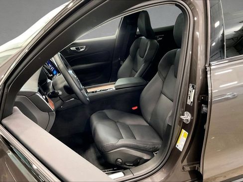 Used 2025 Volvo V60 B5 Cross Country Plus AWD/4WD image 22