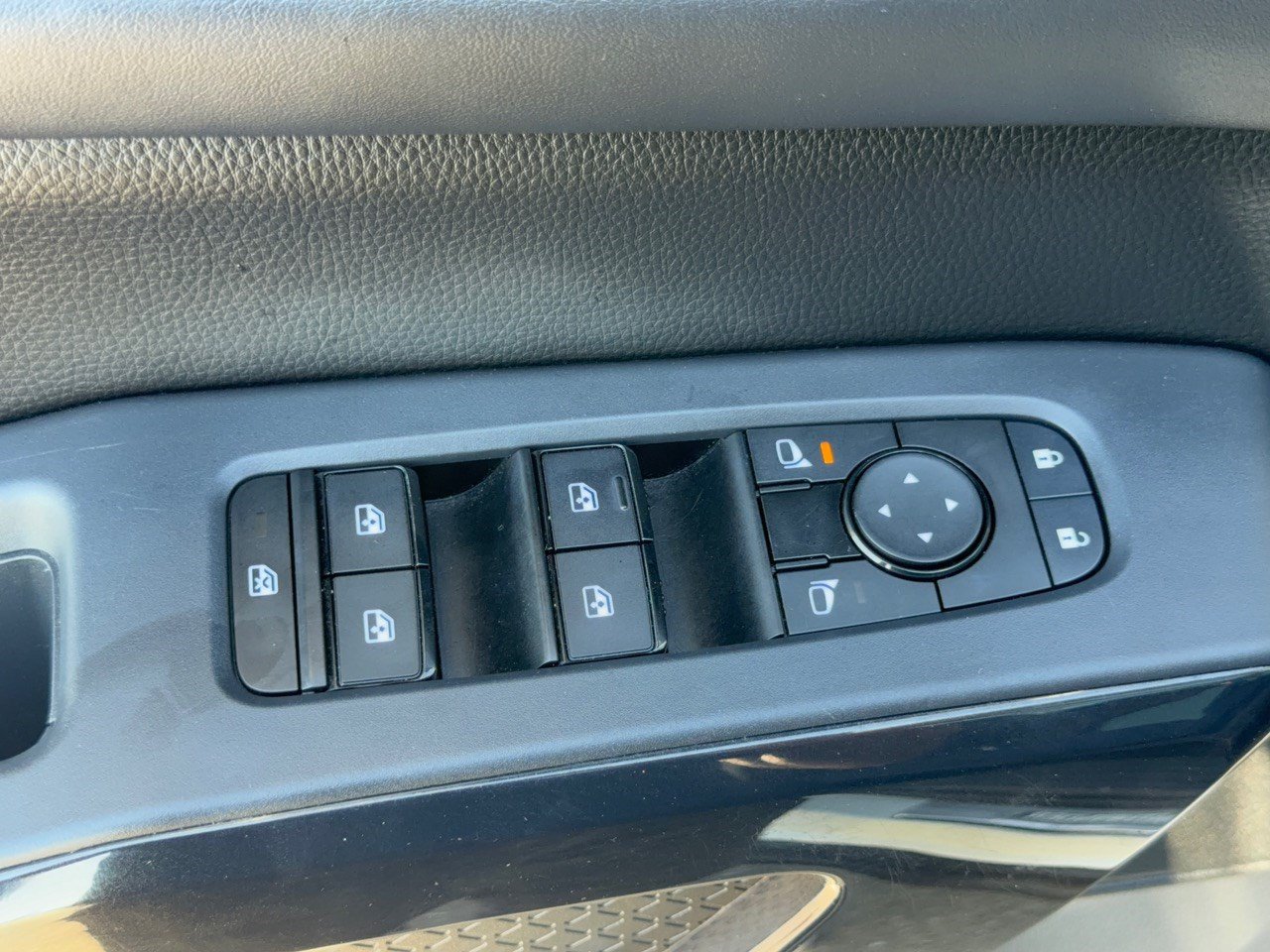 Used 2024 Nissan Pathfinder SV w/ SV Premium Package FWD image 15