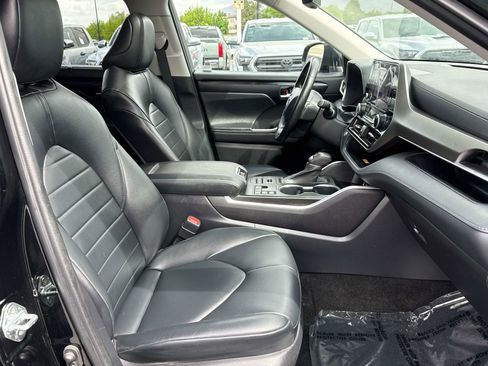 Used 2023 Toyota Highlander XLE AWD/4WD image 18