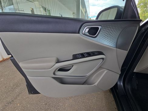 Used 2023 Kia Soul LX w/ LX Technology Package image 19