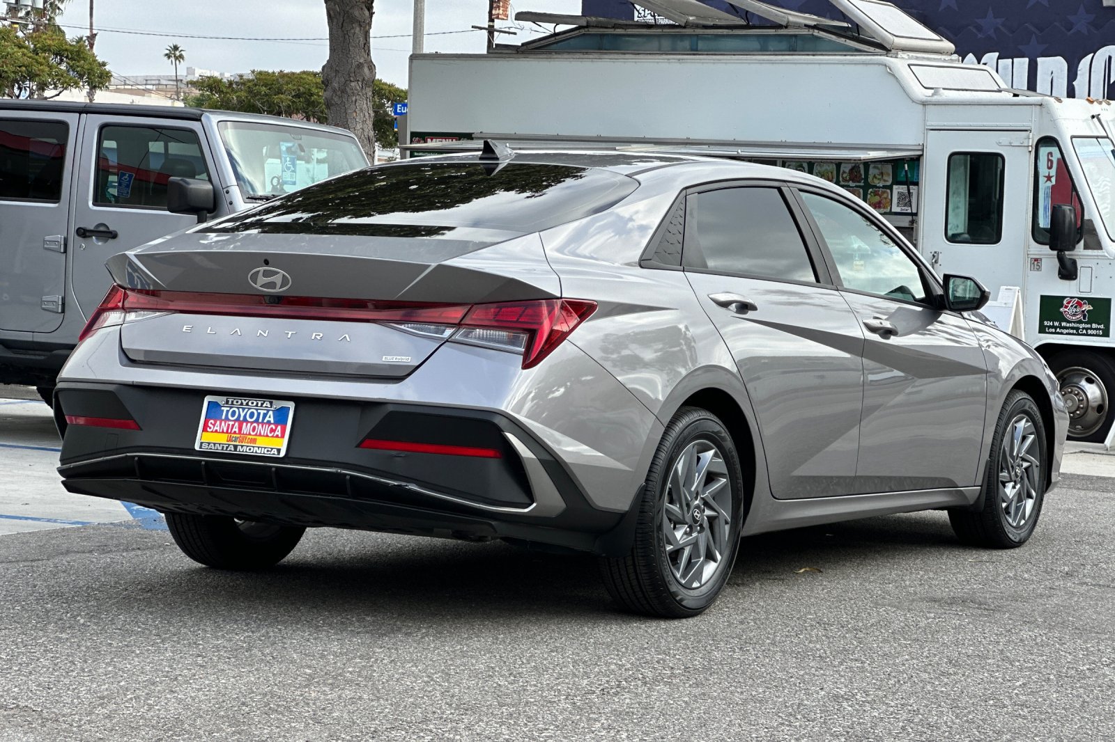 Used 2025 Hyundai Elantra Hybrid FWD image 4