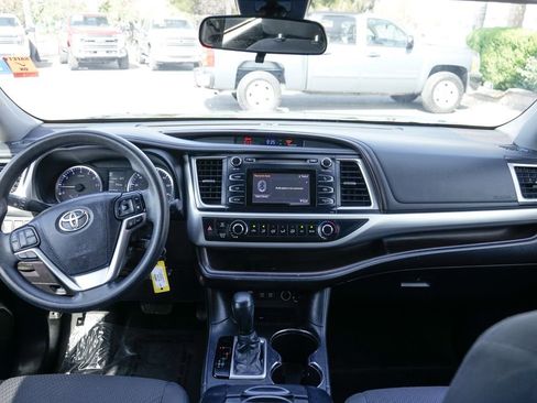 Used 2017 Toyota Highlander LE FWD image 24