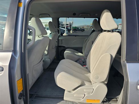 Used 2012 Toyota Sienna LE w/ Towing Pkg image 16