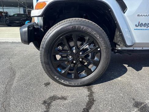 Used 2023 Jeep Wrangler Unlimited Sahara image 32