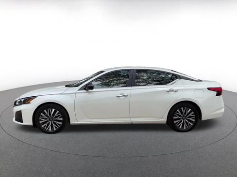 Used 2025 Nissan Altima 2.5 SV FWD image 9