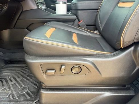 Used 2024 GMC Yukon AT4 w/ Technology Package AWD/4WD image 9