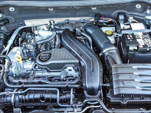 Used 2025 Volkswagen Taos SE image 29