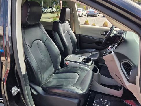 Used 2022 Chrysler Pacifica Touring-L image 17