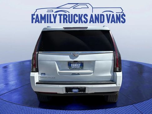 Used 2018 Cadillac Escalade Luxury AWD/4WD image 4