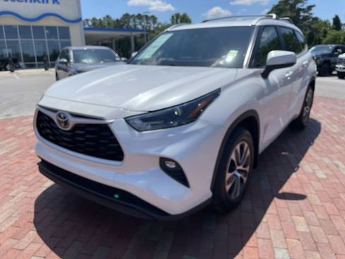 Used 2024 Toyota Highlander XLE AWD/4WD image 1
