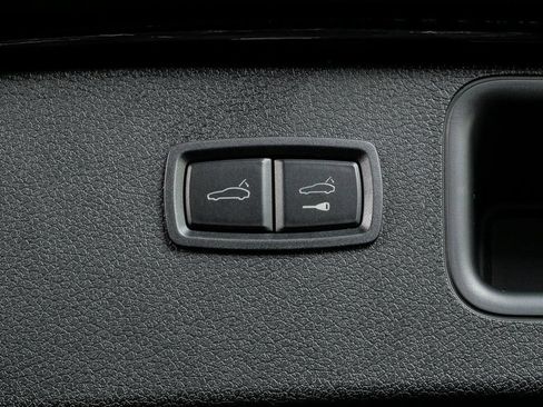 Certified 2026 Porsche Macan AWD/4WD image 33