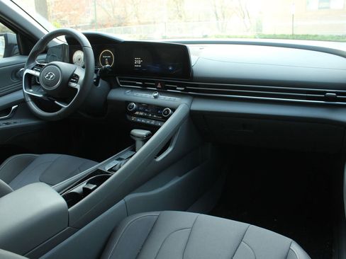 Used 2023 Hyundai Elantra SEL w/ Convenience Package FWD image 21