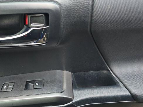 Used 2018 Toyota Tacoma TRD Sport w/ Technology Package image 18