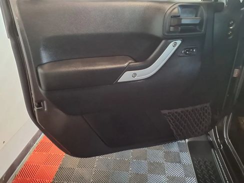 Used 2017 Jeep Wrangler Sahara w/ Connectivity Group AWD/4WD image 14