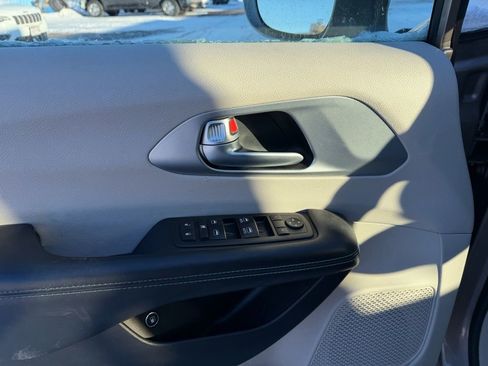 Used 2017 Chrysler Pacifica Platinum image 17