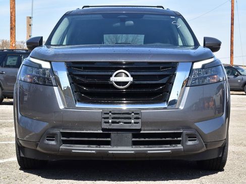 Used 2024 Nissan Pathfinder SV image 2