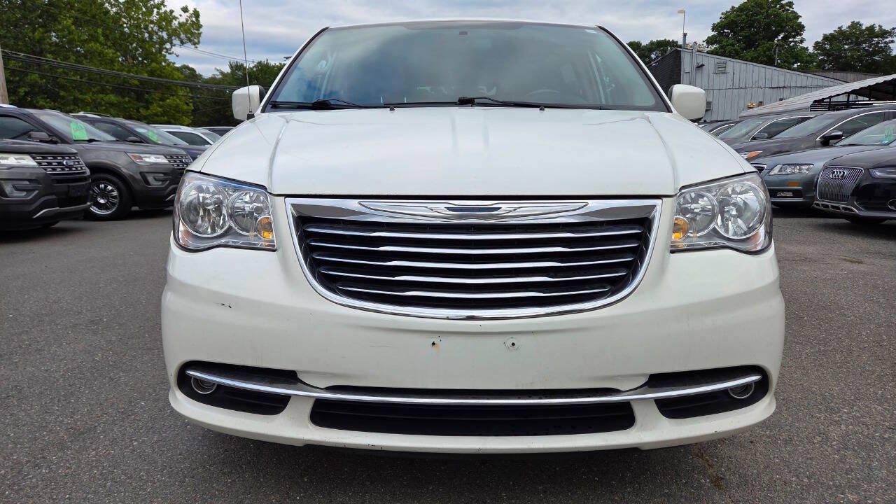 Used 2011 Chrysler Town & Country Touring FWD image 4