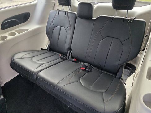 Used 2020 Chrysler Pacifica Touring-L Plus image 16