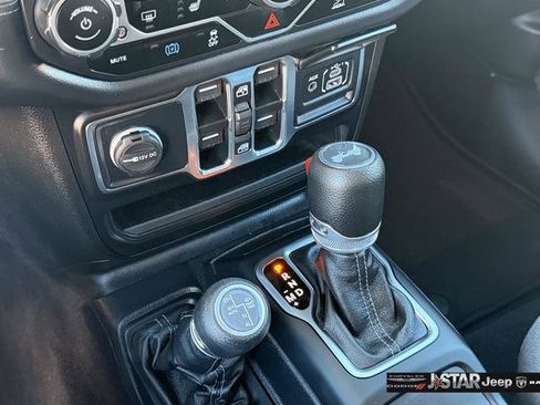 Used 2025 Jeep Wrangler Unlimited Sahara image 19