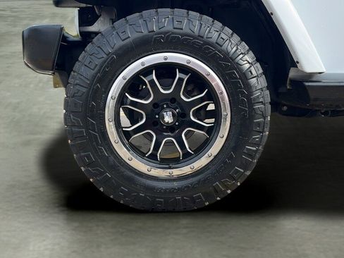 Used 2018 Jeep Wrangler Unlimited Sahara w/ Connectivity Group image 14