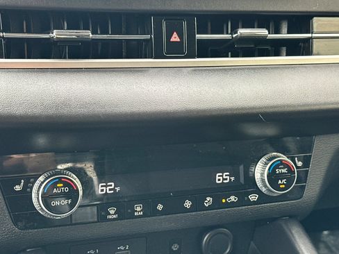 Used 2023 Mitsubishi Outlander 4WD Plug-In Hybrid image 29