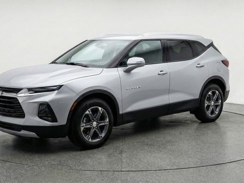 Used 2025 Chevrolet Blazer LT FWD image 3