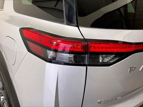 Used 2024 Nissan Pathfinder SV image 41