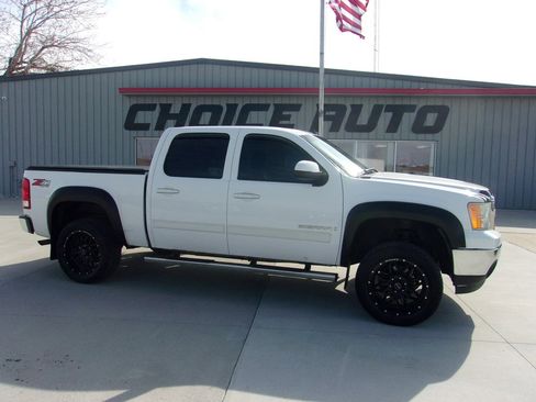 Used 2009 GMC Sierra 1500 SLT w/ Suspension Package, Off-Road image 2