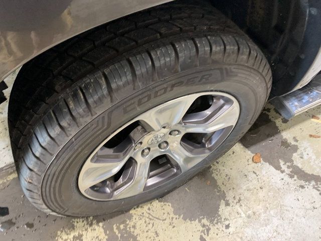 Used 2019 RAM 1500 Laramie AWD/4WD image 2