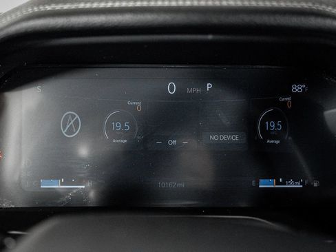 Used 2025 Jeep Grand Cherokee Limited w/ Luxury Tech Group II RWD image 32